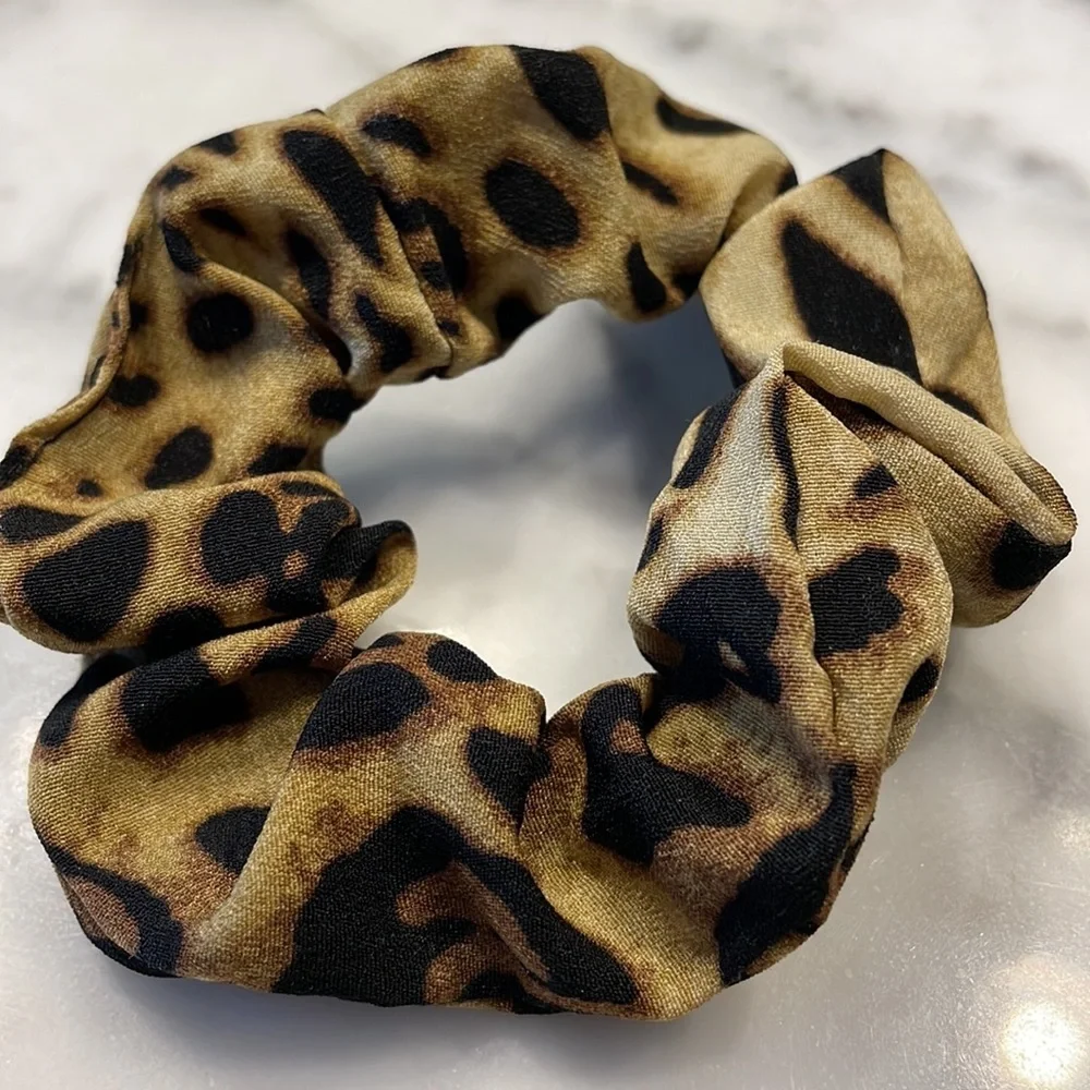 Noir Set of 3 Ombré Leopard Print Hair Scrunchies